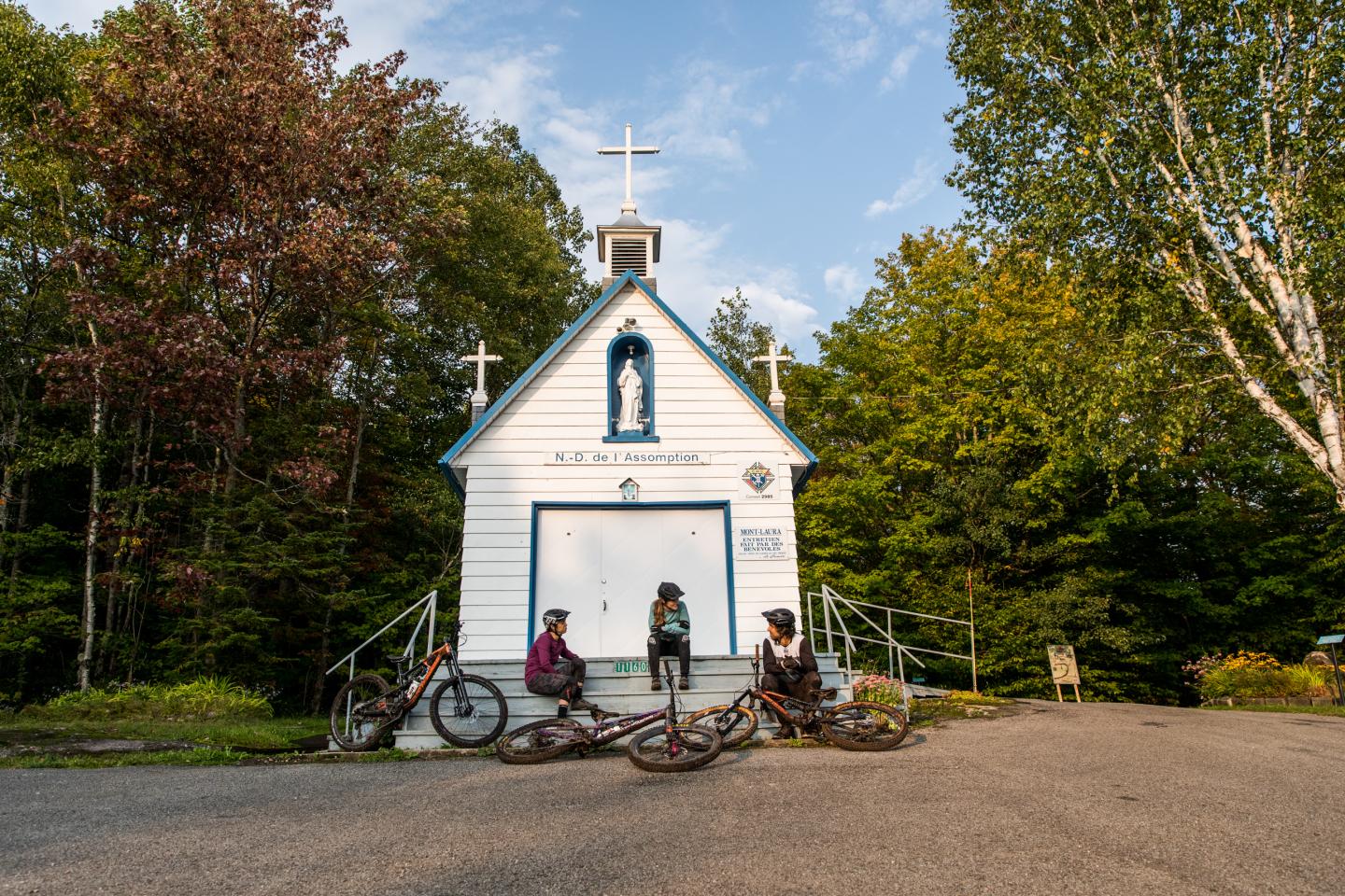 petite pause devant l'eglise