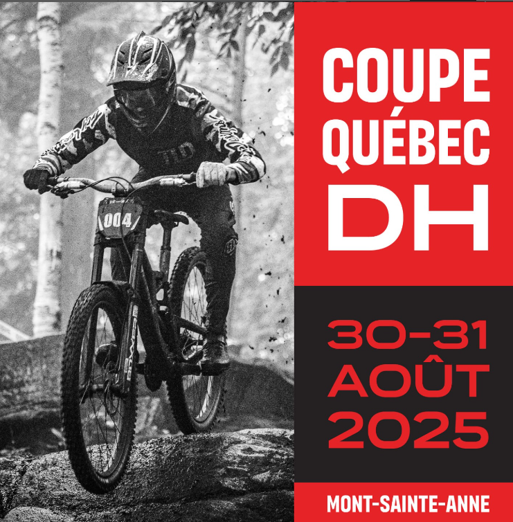 Cycliste en VTT sur un sentier boisé, visière baissée, noir et blanc.